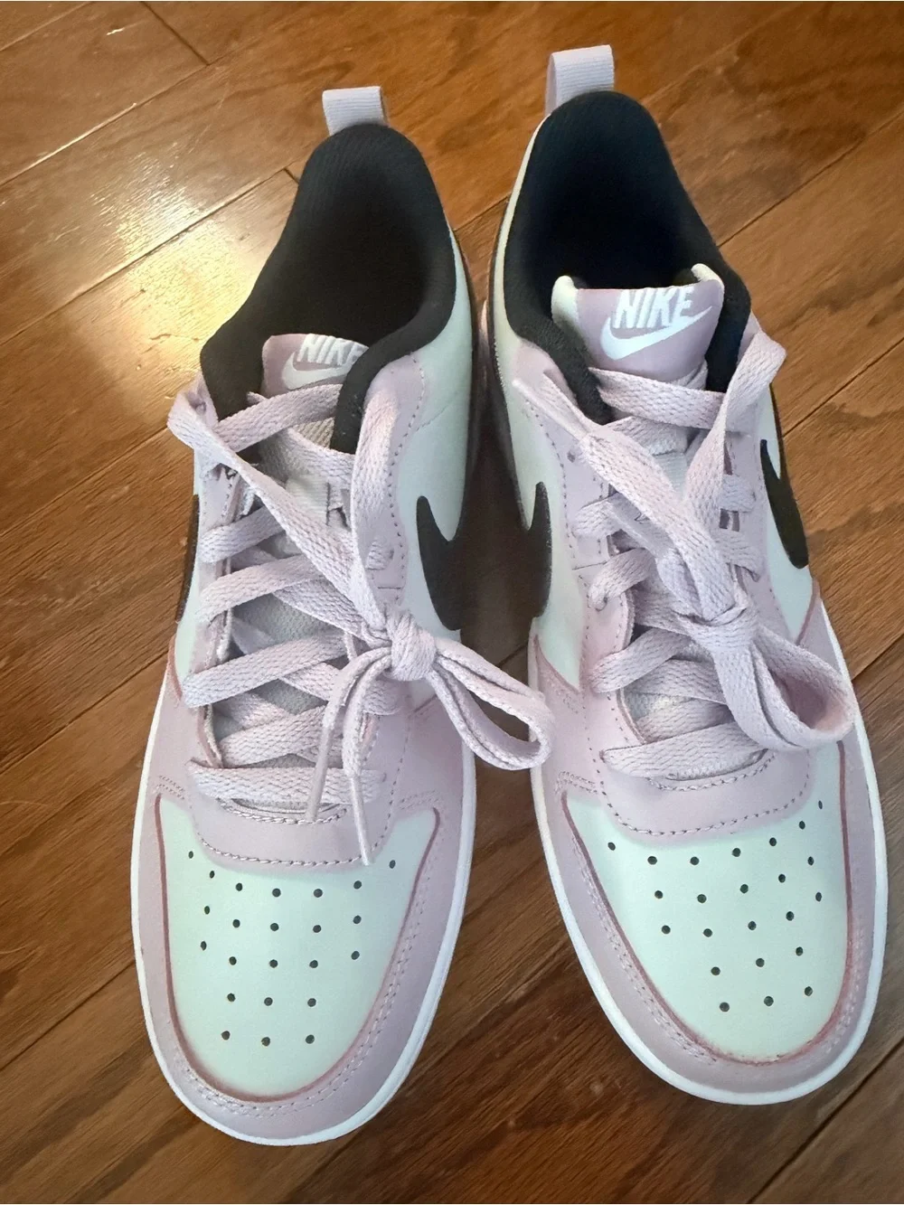 Nike Court Vision Low–style sneaker